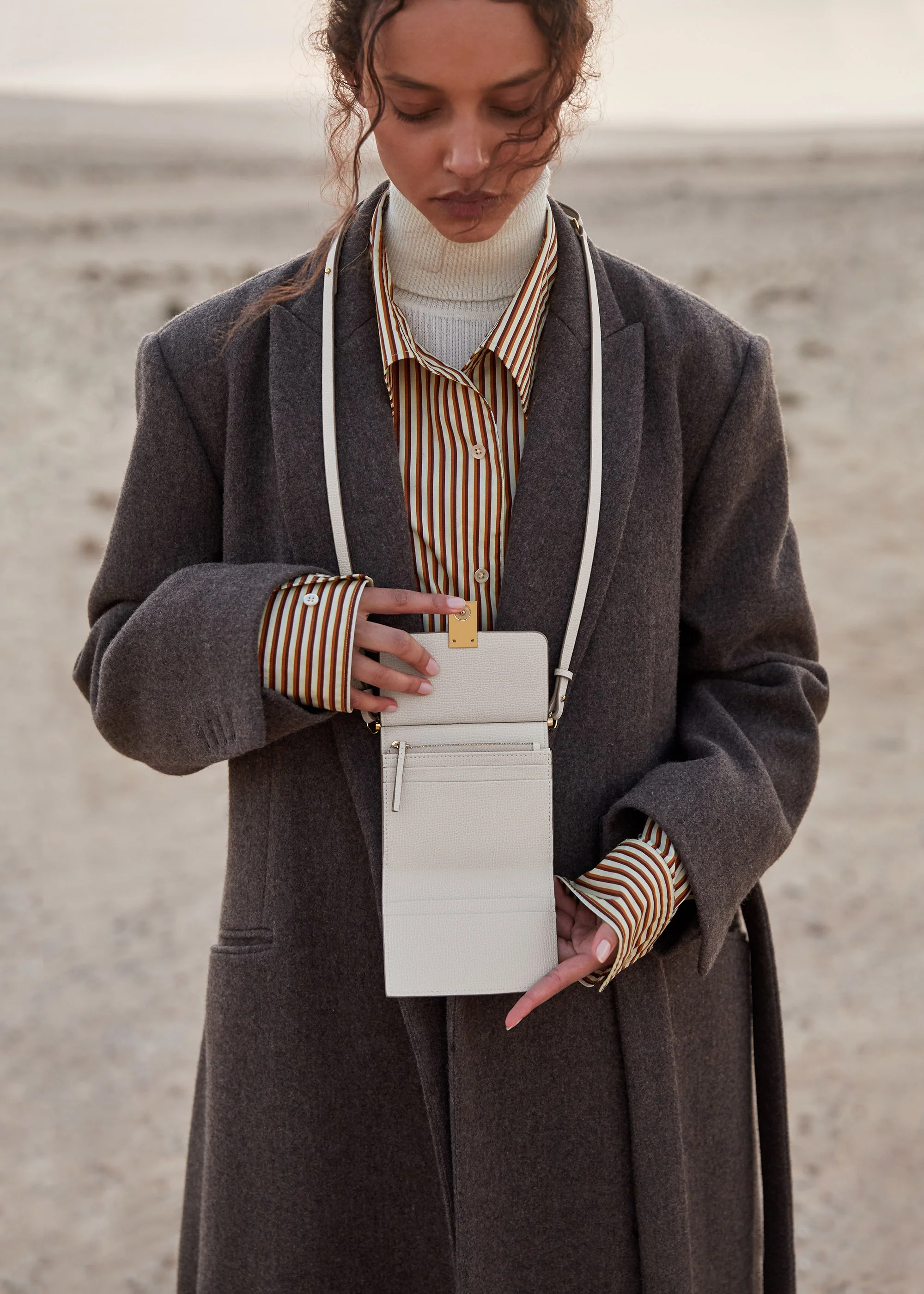 Numéro Sept Crossbody Wallet - Textured Chalk