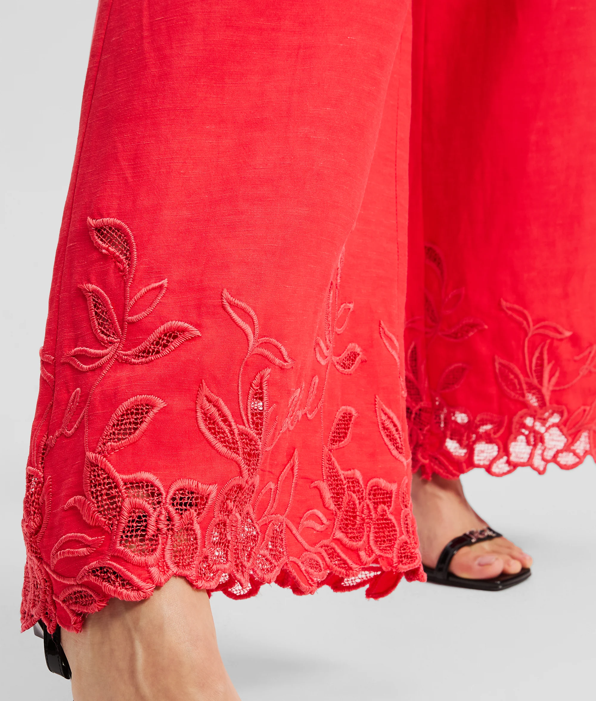 CUT-OUT EMBROIDERY CULOTTES