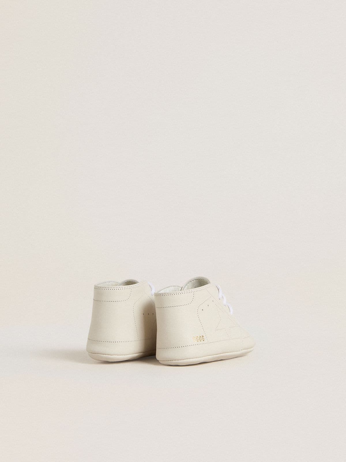 New Born sneakers in white leather with perforated star