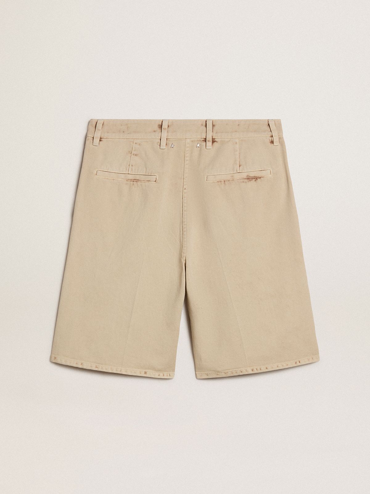 Men's Bermuda shorts in beige denim with a lived-in look finish