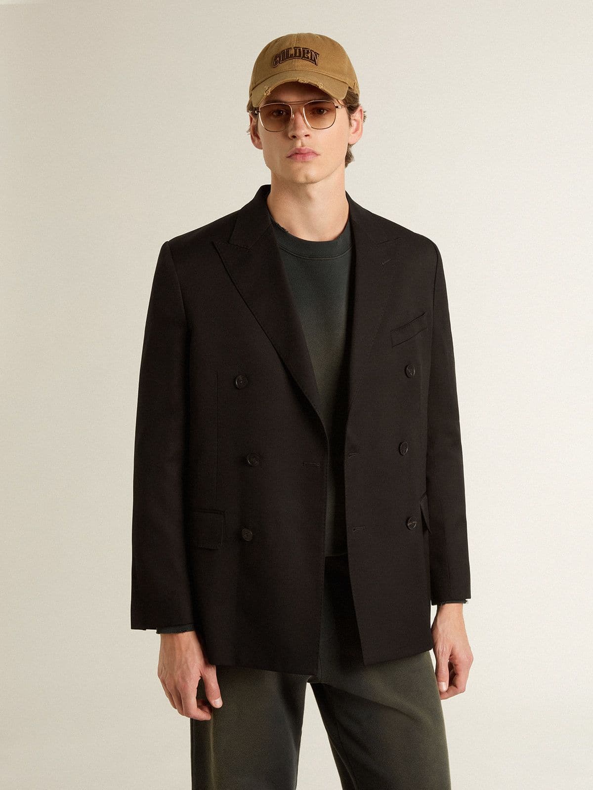 Men’s black double-breasted blazer with button fastening