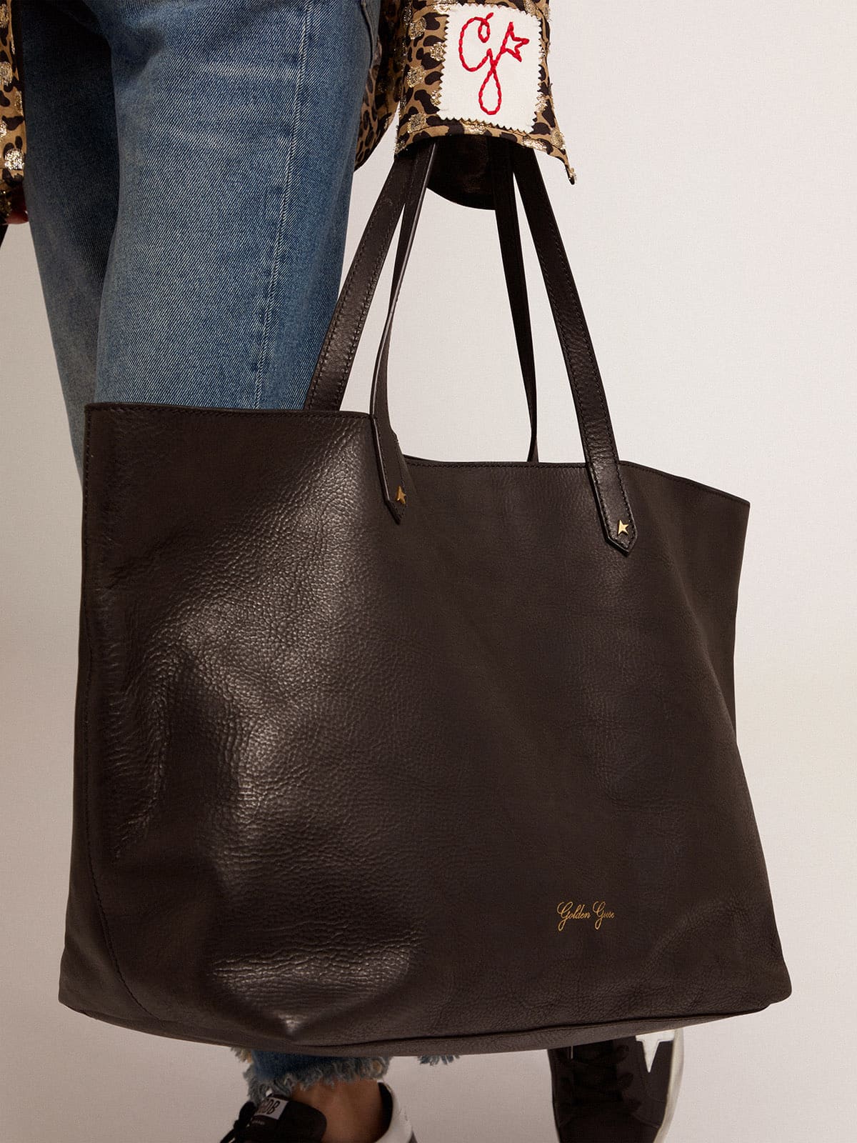 Pasadena Bag in black hammered leather with gold logo on the front