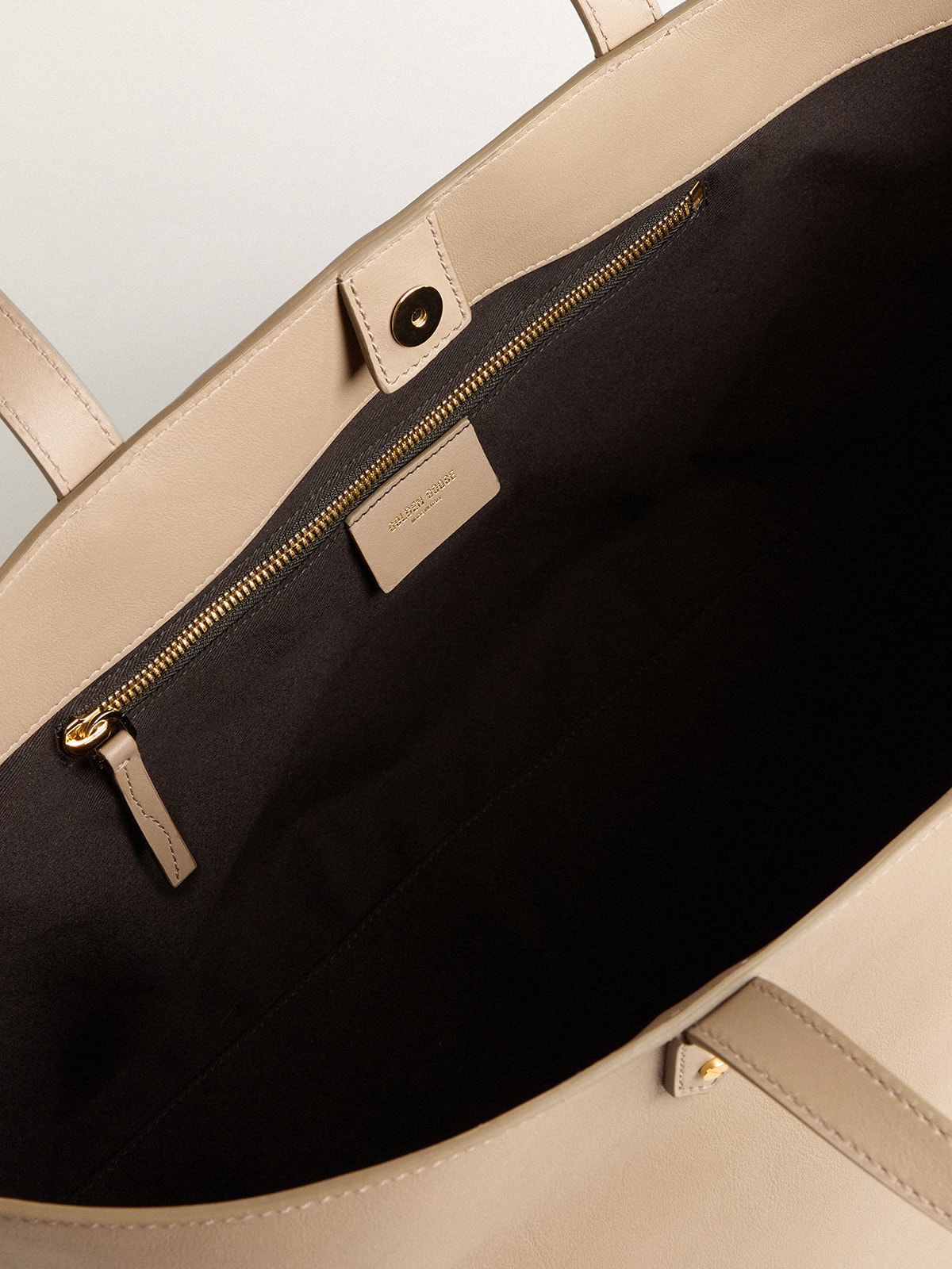 Dove-gray Pasadena Bag in smooth leather with gold logo