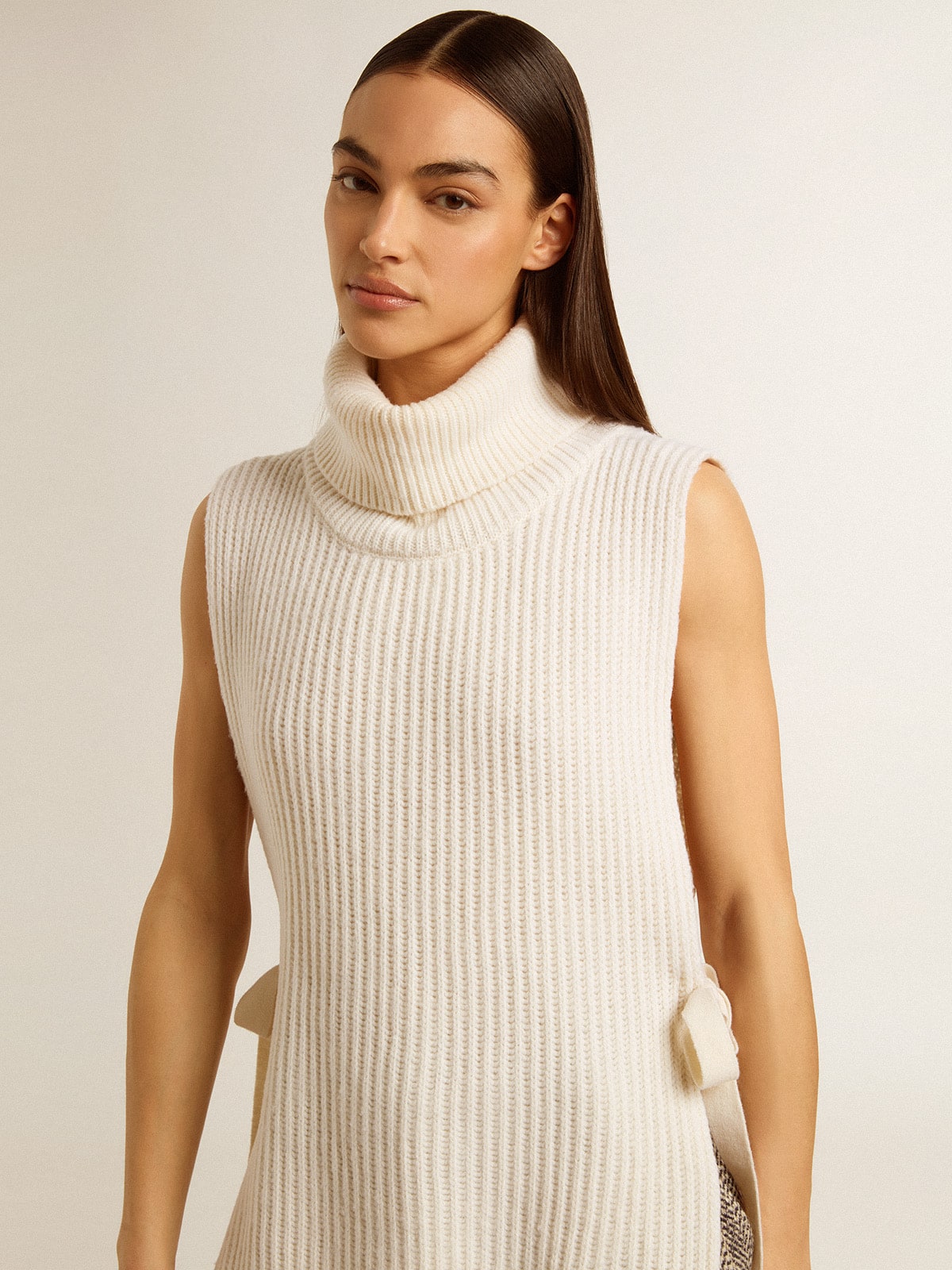 Unisex white high-neck sleeveless sweater in ribbed wool
