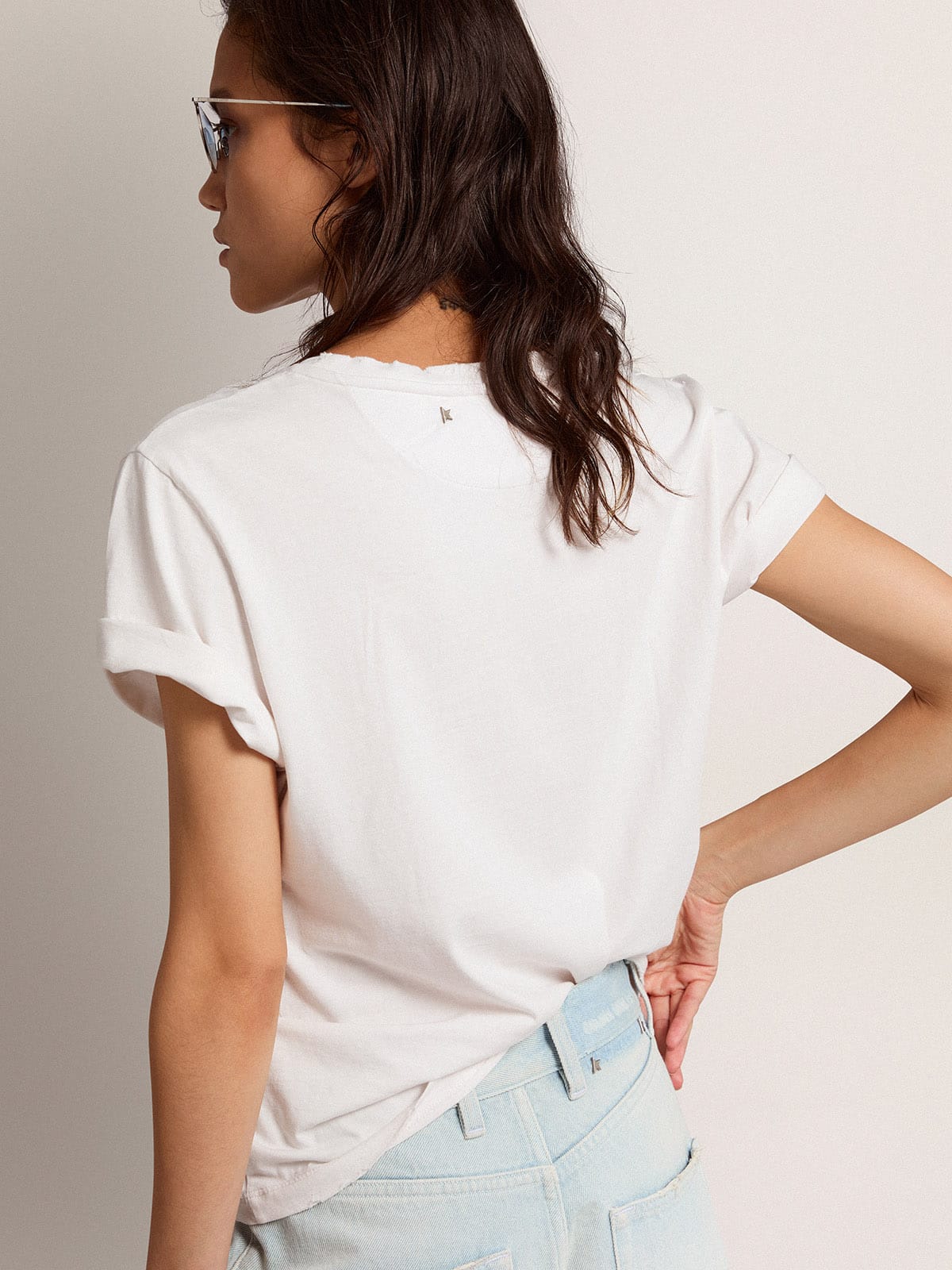 Distressed slim-fit women’s T-shirt in white