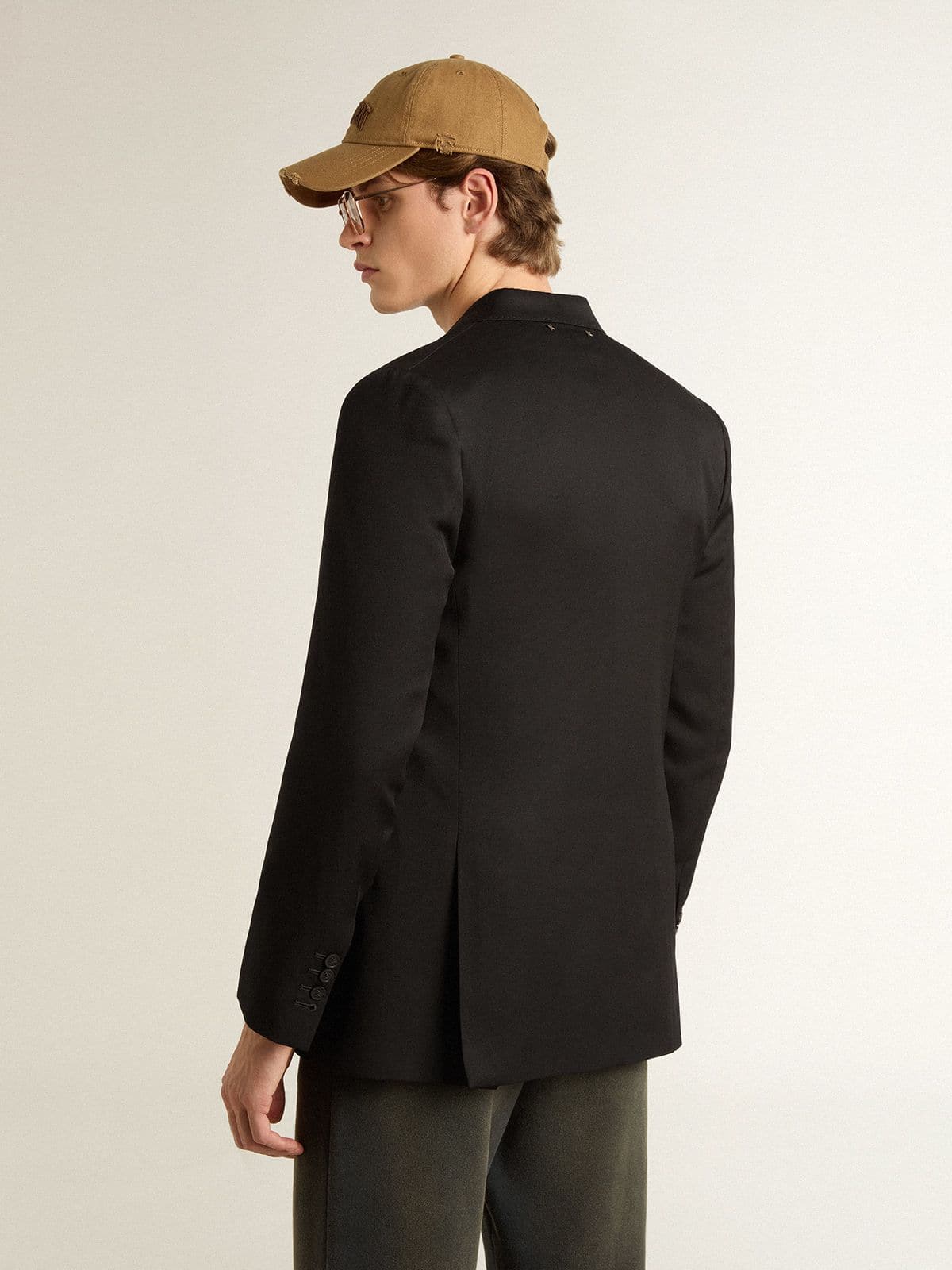 Men’s black double-breasted blazer with button fastening