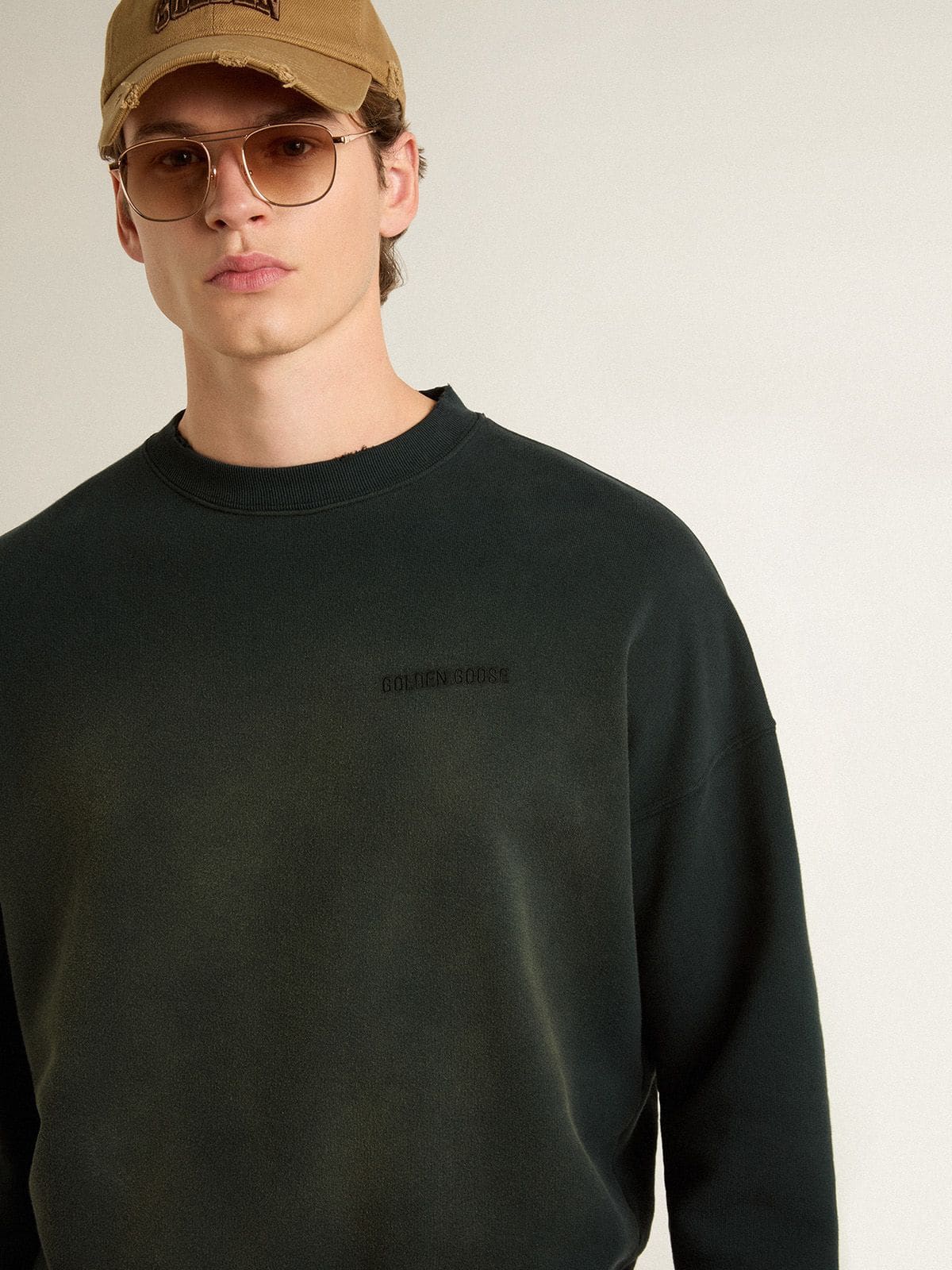 Unisex sweatshirt in worn black cotton with logo embroidery