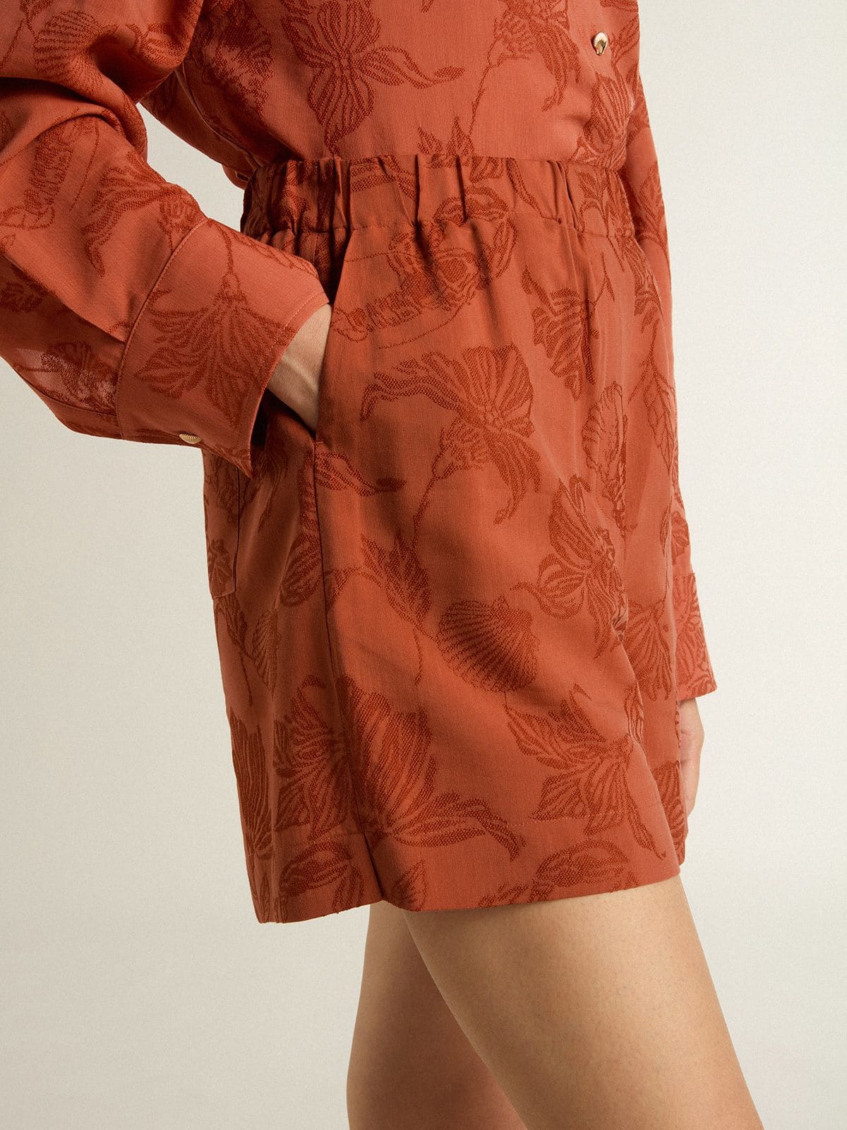Women's shorts in brick-red jacquard with marine floral pattern
