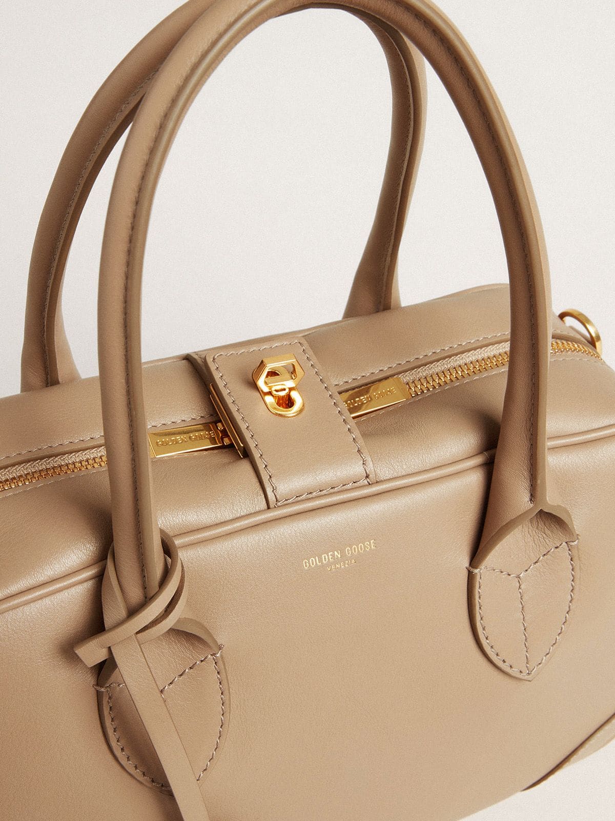 Vita Bag in taupe leather with gold details