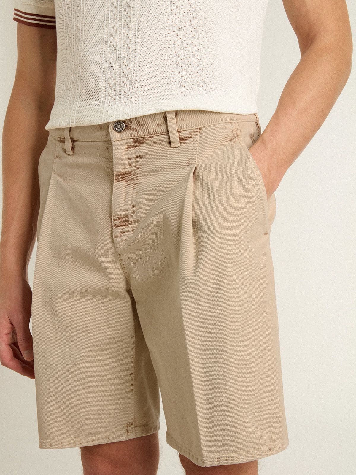 Men's Bermuda shorts in beige denim with a lived-in look finish
