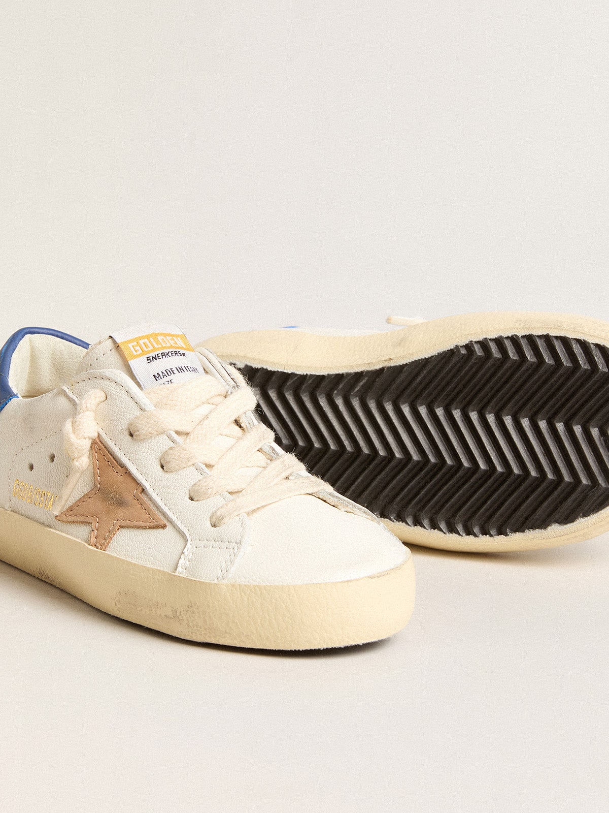 Young Super-Star in nappa leather with a beige star and blue heel tab
