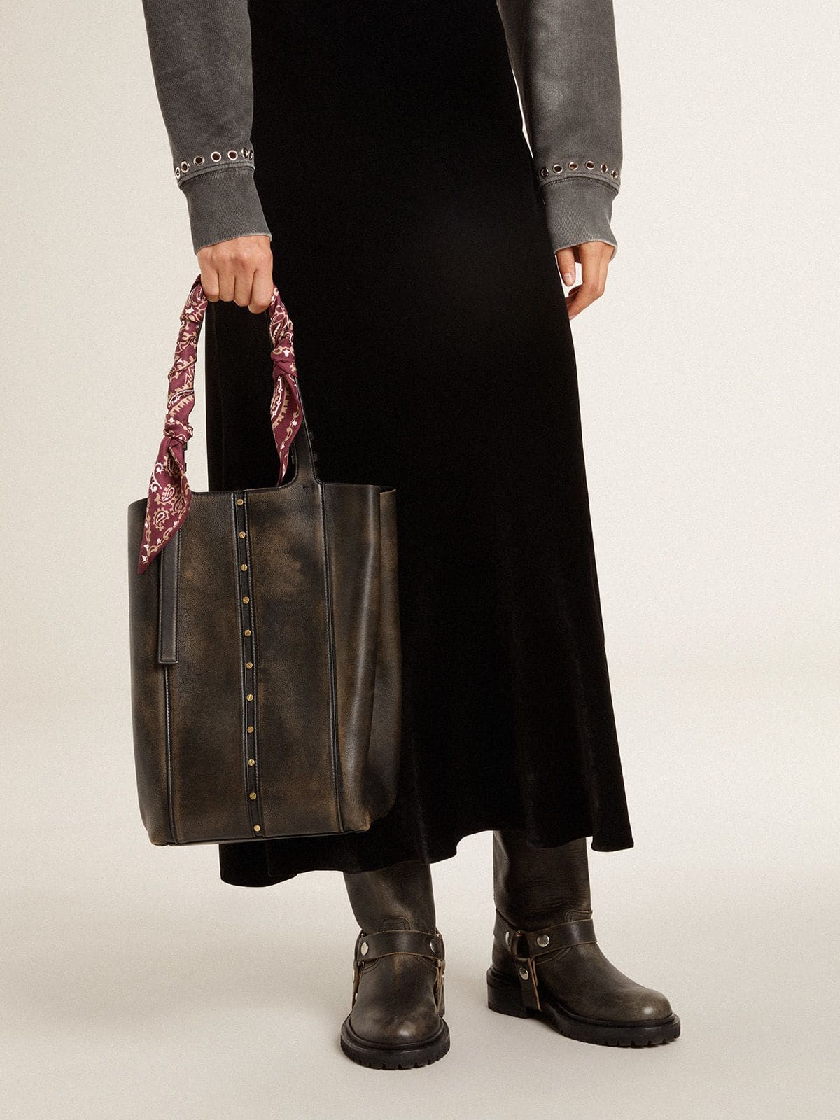 Ribbon in burgundy silk twill with paisley pattern