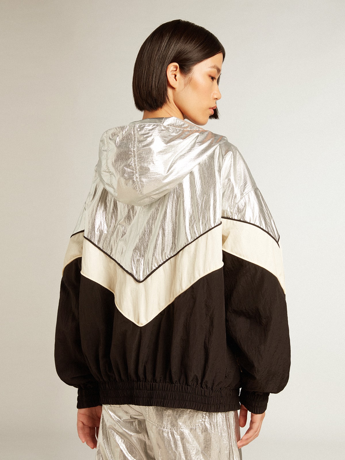 Women's windcheater in silver and black technical fabric