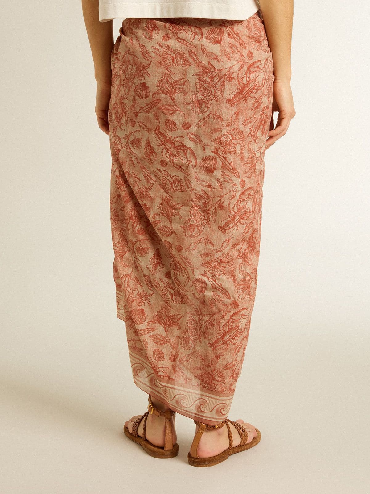 Sarong in cotton voile with all-over print in white and brick red
