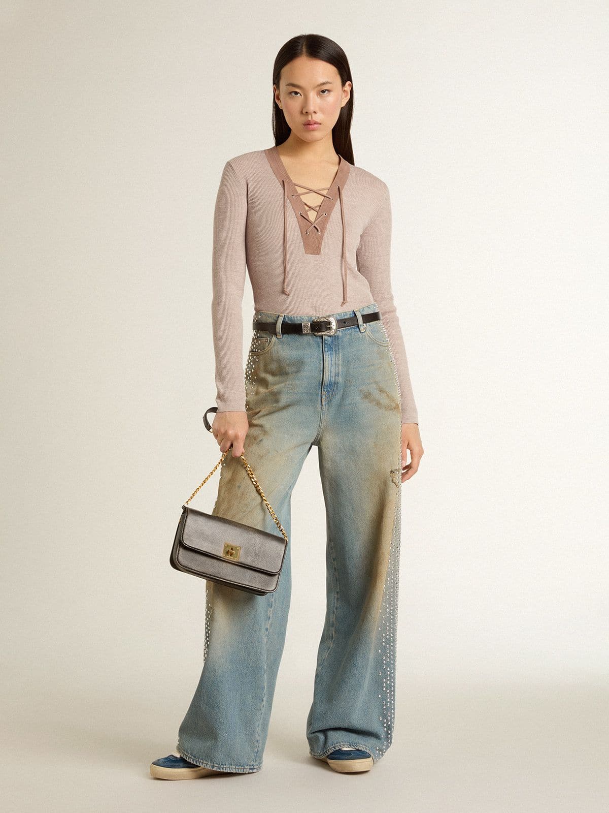 Women's boyfriend jeans with a lived-in effect sand wash and studs