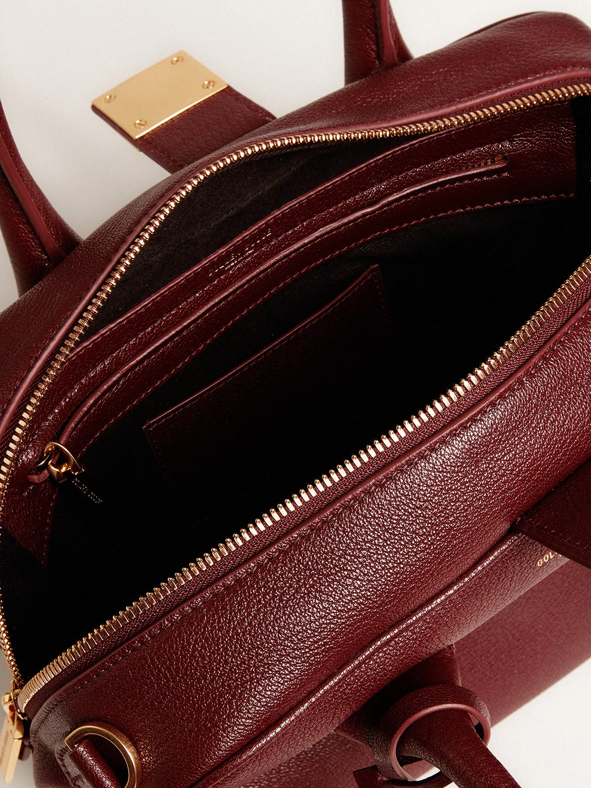 Vita Bag in burgundy leather with gold details