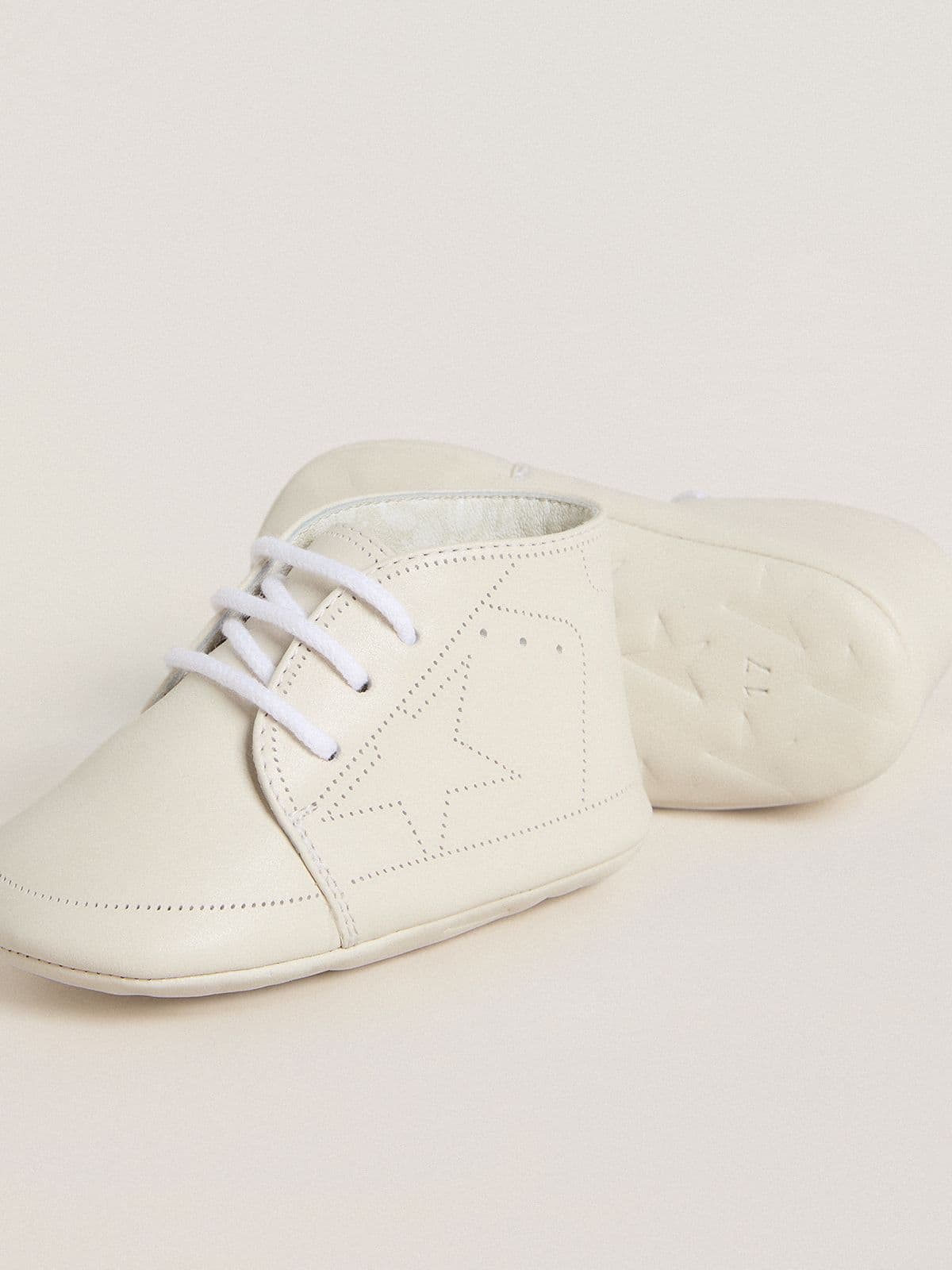 New Born sneakers in white leather with perforated star