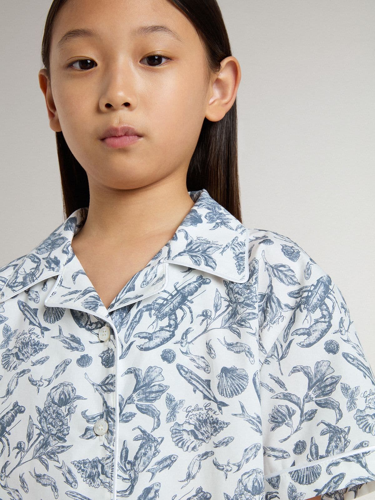 Girls’ white cropped shirt with blue print