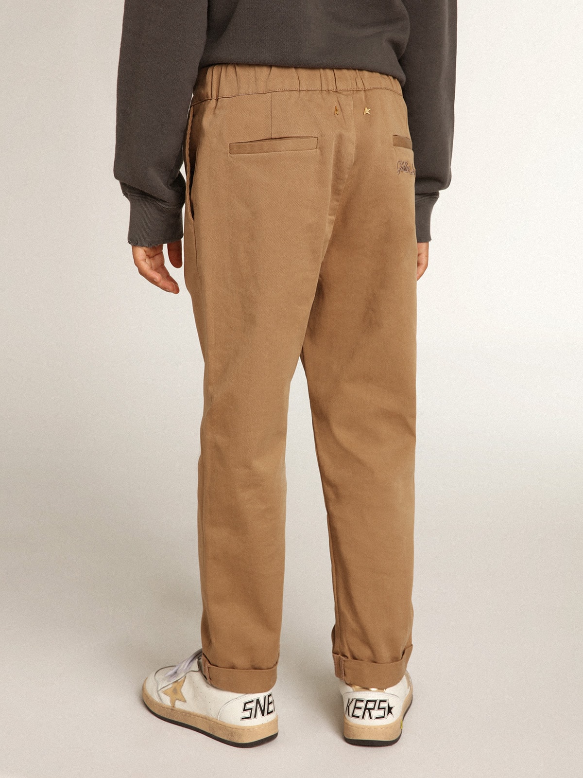 Boys’ chinos in caramel cotton