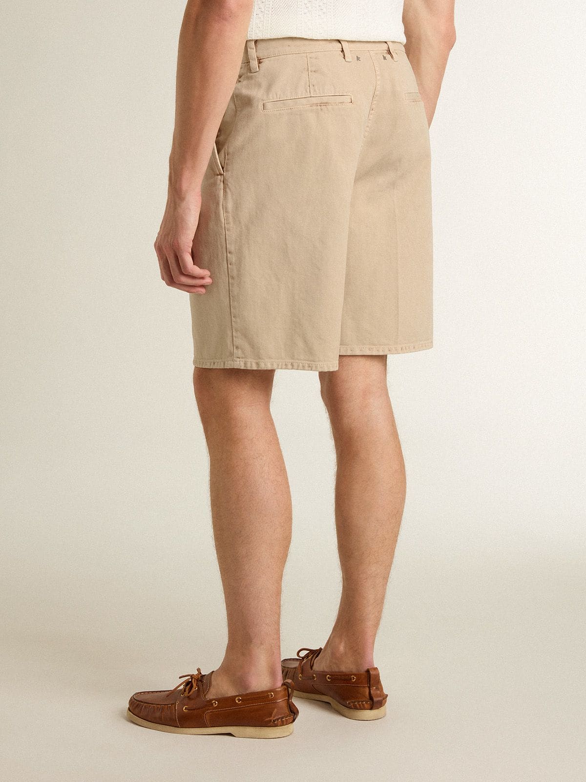 Men's Bermuda shorts in beige denim with a lived-in look finish