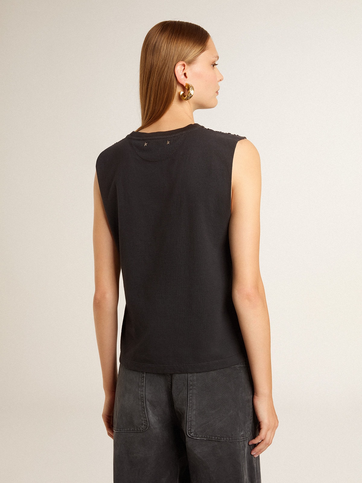 Sleeveless T-shirt in worn-black with tone-on-tone gradient embroidery