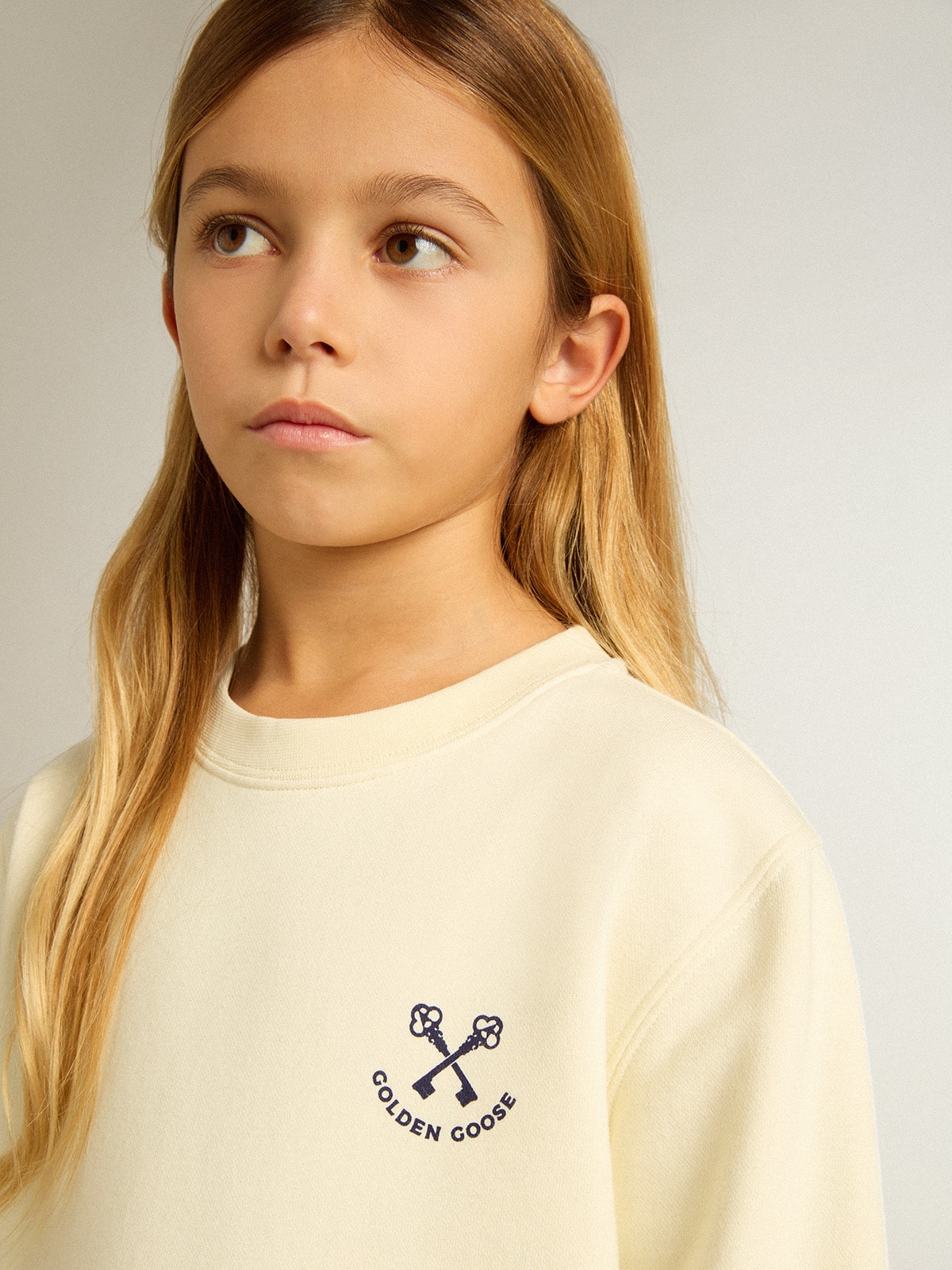 Girls' T-shirt in worn white with embroidery on the front and print on the back