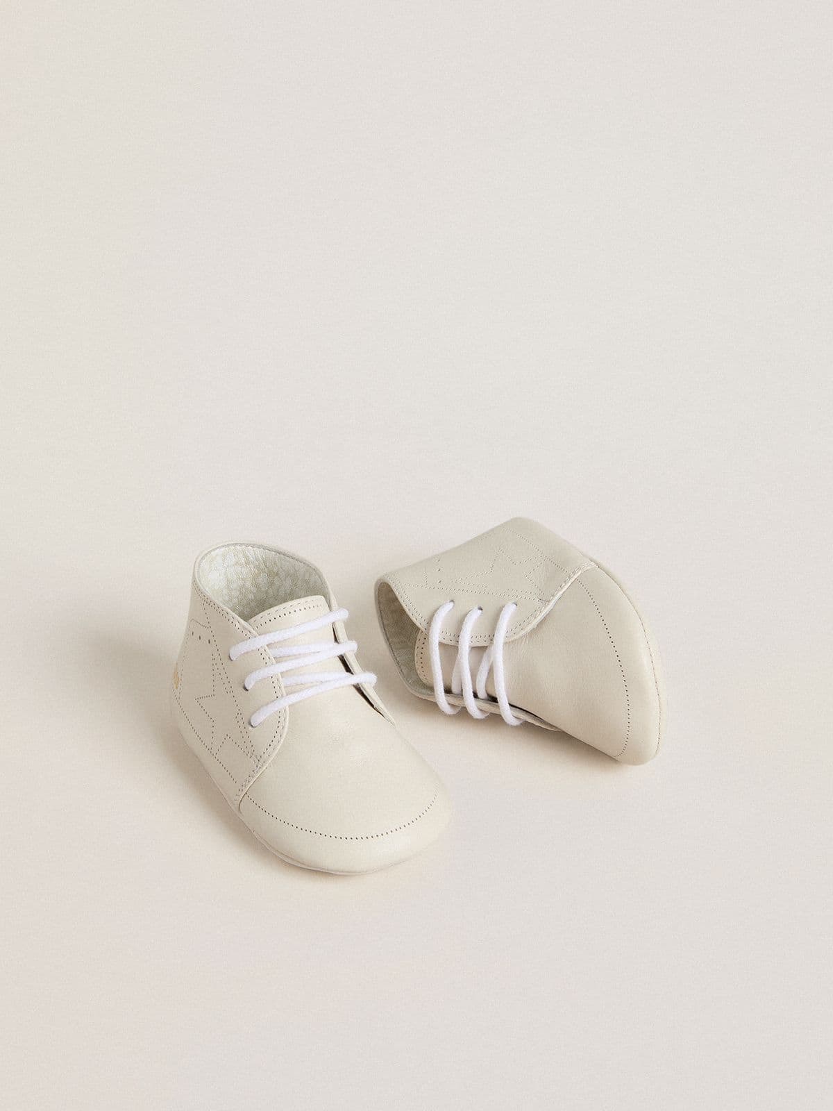 New Born sneakers in white leather with perforated star