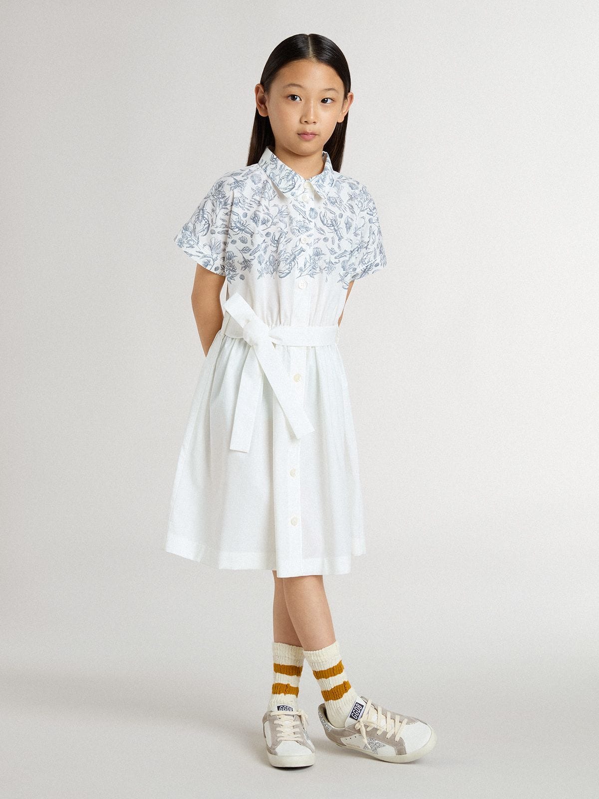 Girls’ shirt dress in white cotton canvas with a blue nautical print and white piping