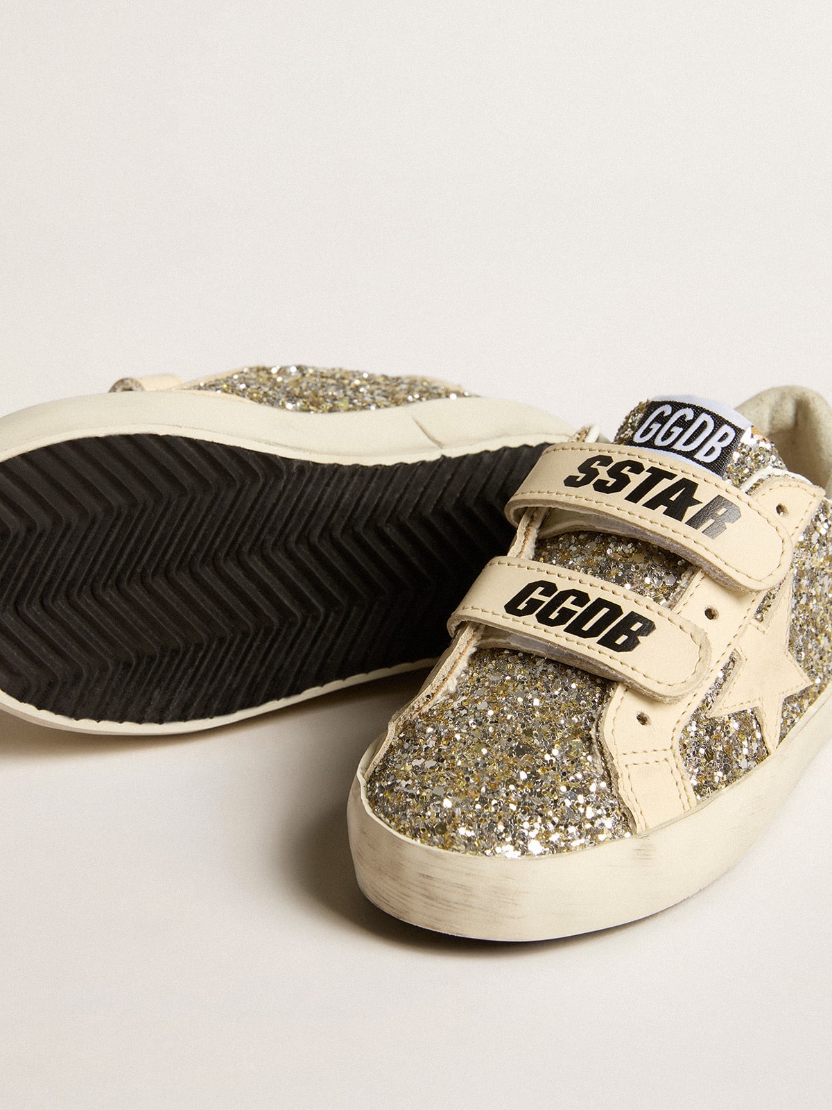 Junior Old School in platinum glitter with leather star and heel tab