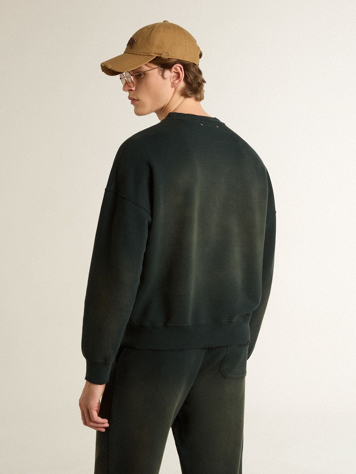 Unisex sweatshirt in worn black cotton with logo embroidery