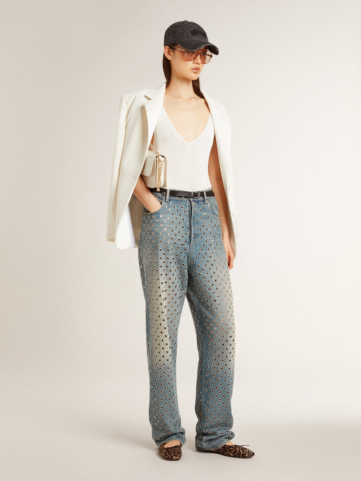 Sleeveless top embroidered with worn-white ribbing