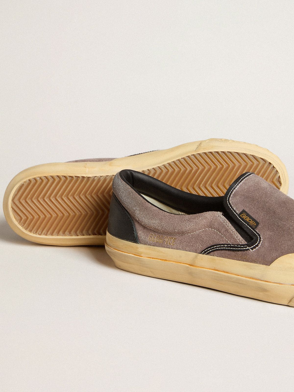 Women's VCE Penstar in dove-gray suede with black leather heel tab