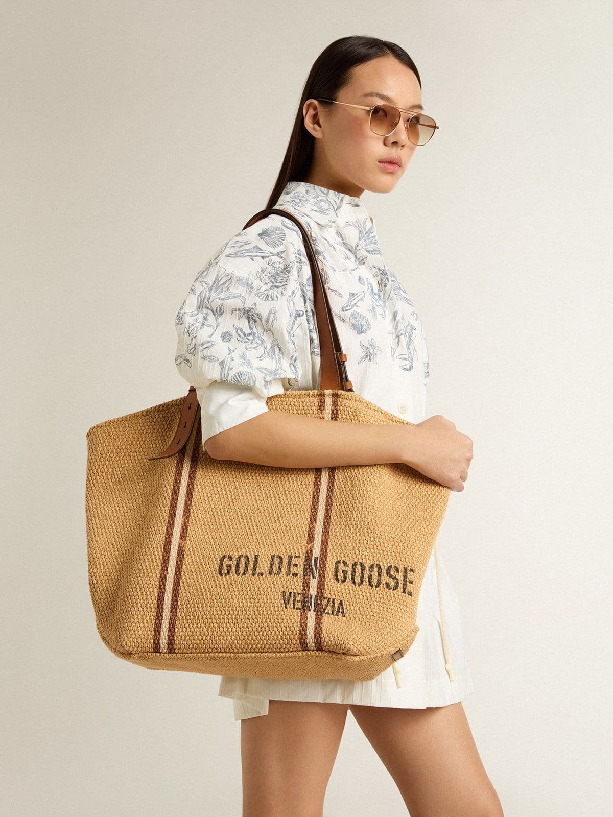 24.7 tote bag in natural raffia and brown leather with gold metallic details