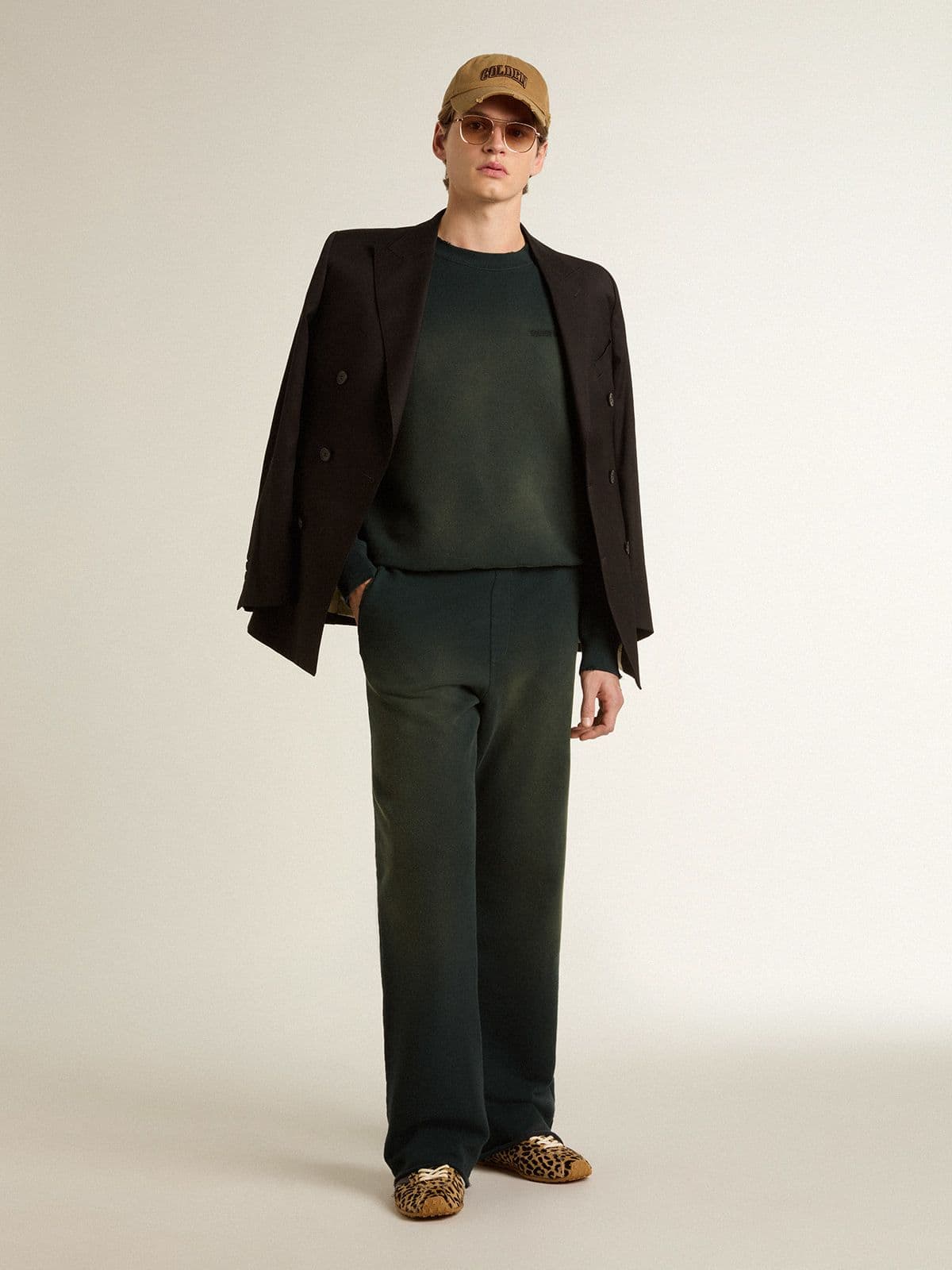 Men’s black double-breasted blazer with button fastening