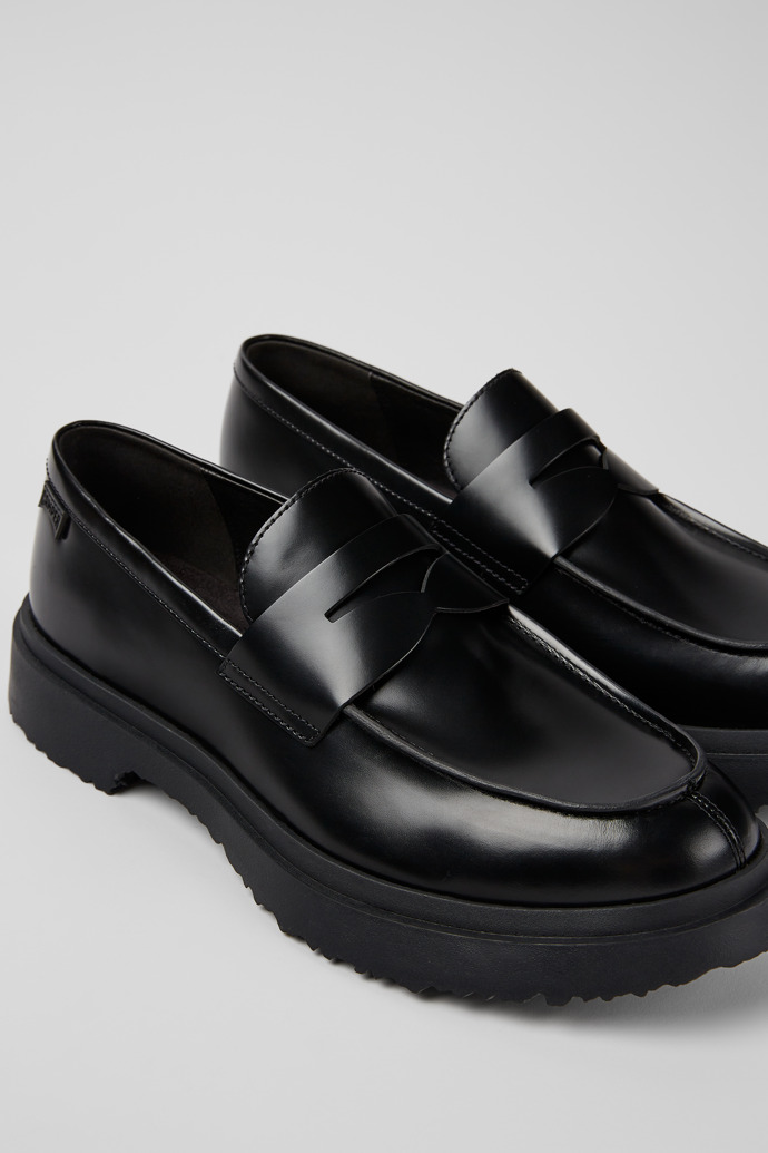 Walden Black Leather Mocasins for Men.