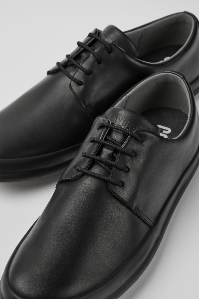 Chasis Black Leather Shoes for Men.