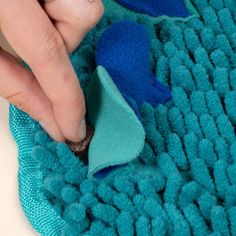 TIAKI Peacock Sniffing Mat 36 x 31 x 1 cm (L x W x H)