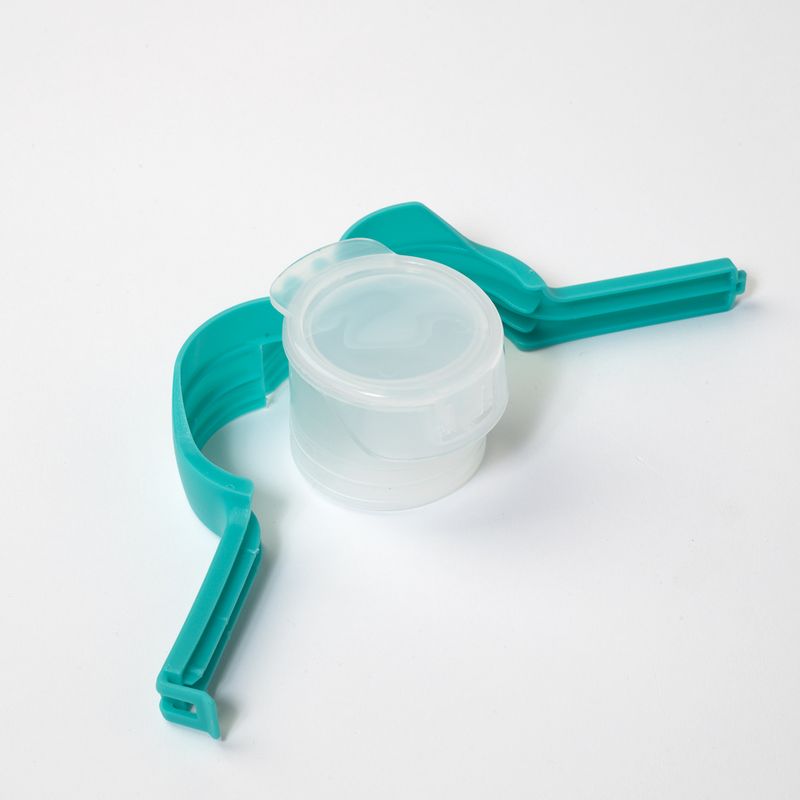 zooplus Basics Closing Clips with Food Dispenser Set of 2