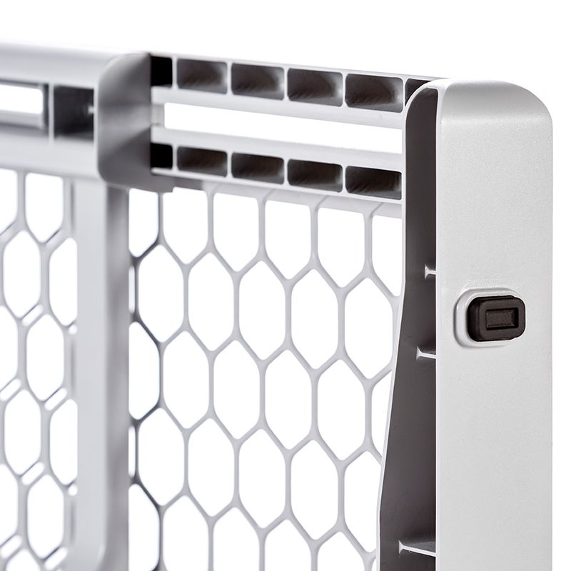 Carlson Expandable Plastic Pet Gate Height 59cm, Width 71 -107cm