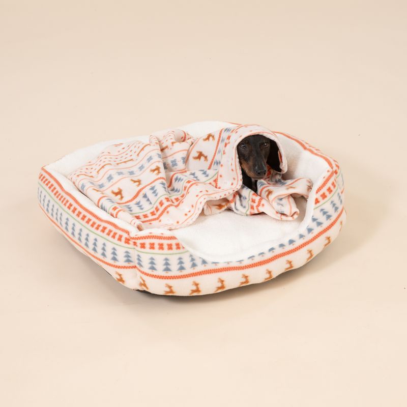 TIAKI Bed & Blanket Set with Nordic Winter Pattern Size M: 72 x 62 x 17 cm (L x W x H)