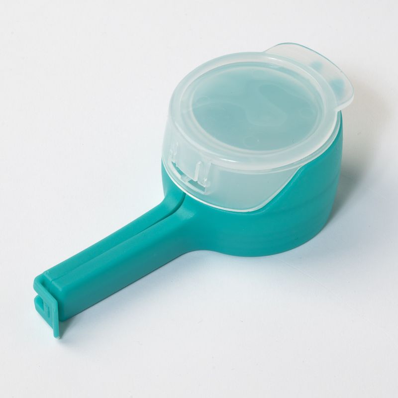 zooplus Basics Closing Clips with Food Dispenser Set of 2