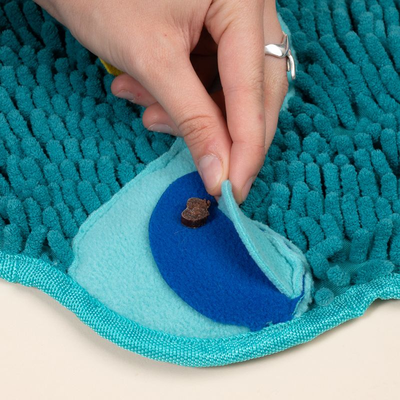 TIAKI Peacock Sniffing Mat 36 x 31 x 1 cm (L x W x H)