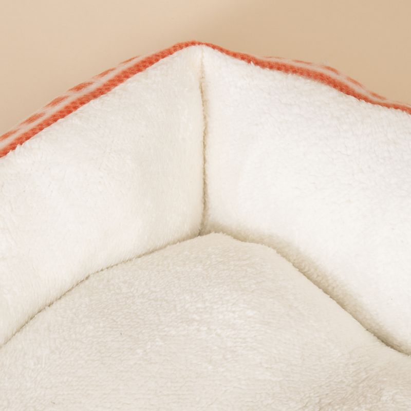 TIAKI Bed & Blanket Set with Nordic Winter Pattern Size M: 72 x 62 x 17 cm (L x W x H)