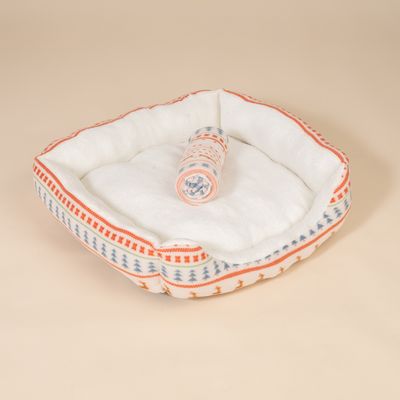 TIAKI Bed & Blanket Set with Nordic Winter Pattern Size M: 72 x 62 x 17 cm (L x W x H)