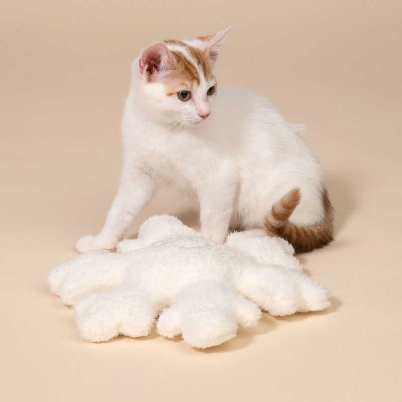 TIAKI Snowflake Plush Cat Toy 26 x 26 x 6 cm (L x W x H)