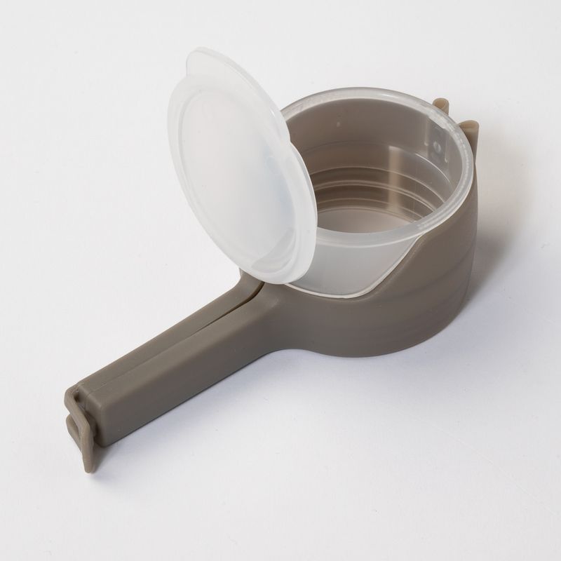 zooplus Basics Closing Clips with Food Dispenser Set of 2