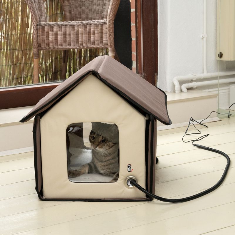 TIAKI Bola Heated Cat House 48 x 42 x 45cm (L x W x H)