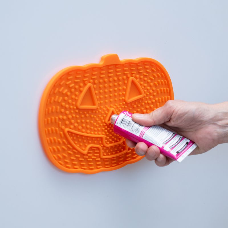 TIAKI Pumpkin Silicone Lick Mat 23 x 16.5 x 1cm (L x W x H)