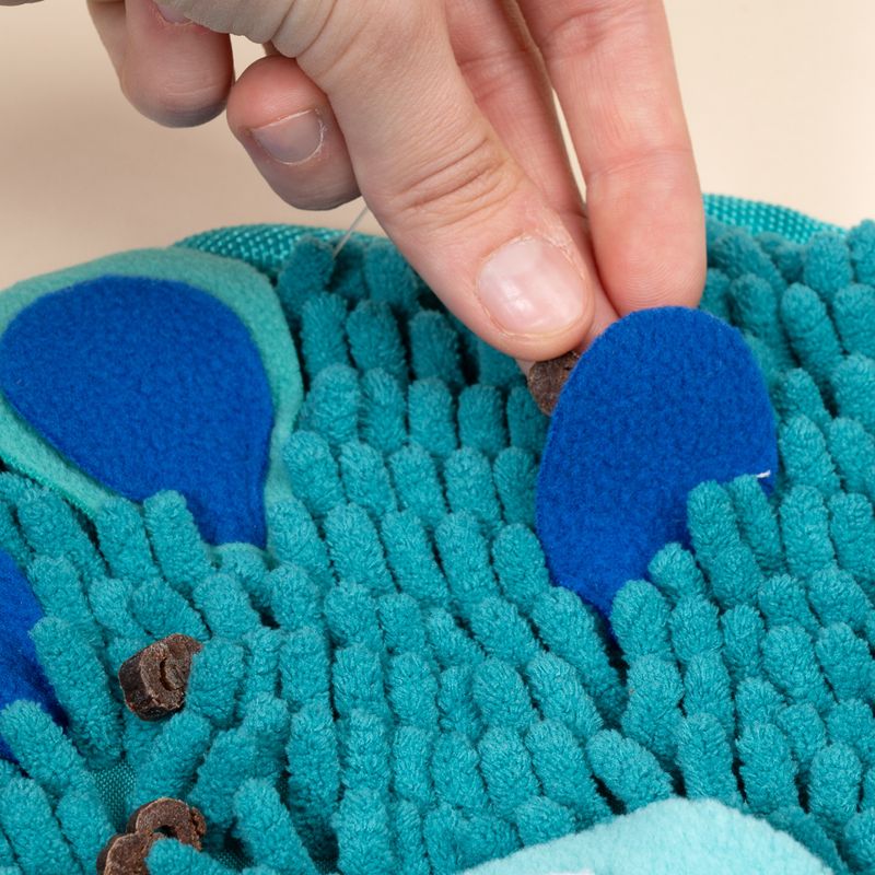 TIAKI Peacock Sniffing Mat 36 x 31 x 1 cm (L x W x H)