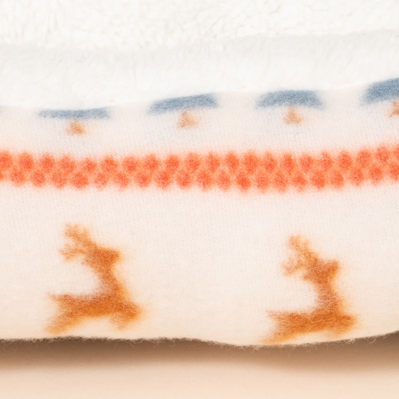 TIAKI Bed & Blanket Set with Nordic Winter Pattern Size M: 72 x 62 x 17 cm (L x W x H)